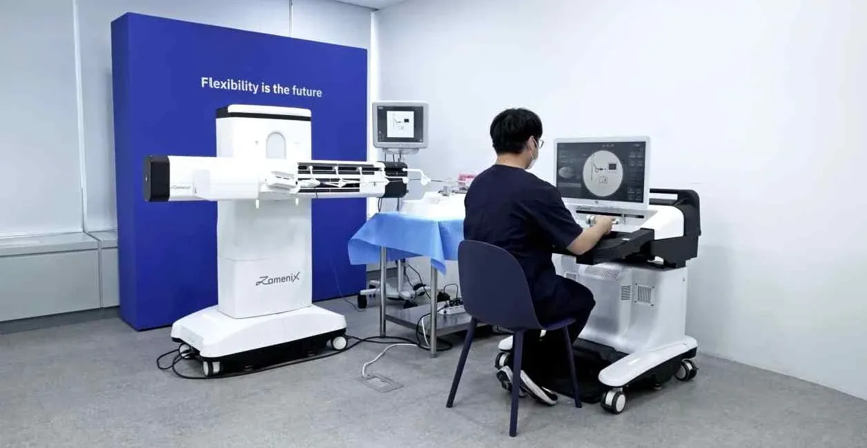 결석 제거 수술 로봇 자메닉스의 구성. 왼쪽에 환자 옆에 놓이는 로봇 본체가 있고, 오른쪽 콘솔에 앉은 시술자가 화면을 보며 기구를 조종하고 있다